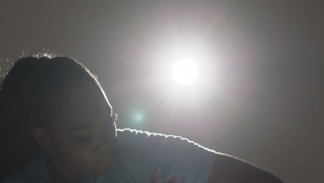 Hintergrundbeleuchtetes-Studioporträt-Mit-Kopf-Und-Schultern-Einer-Jungen-Frau,-Die-Im-Rampenlicht-Tanzt-5